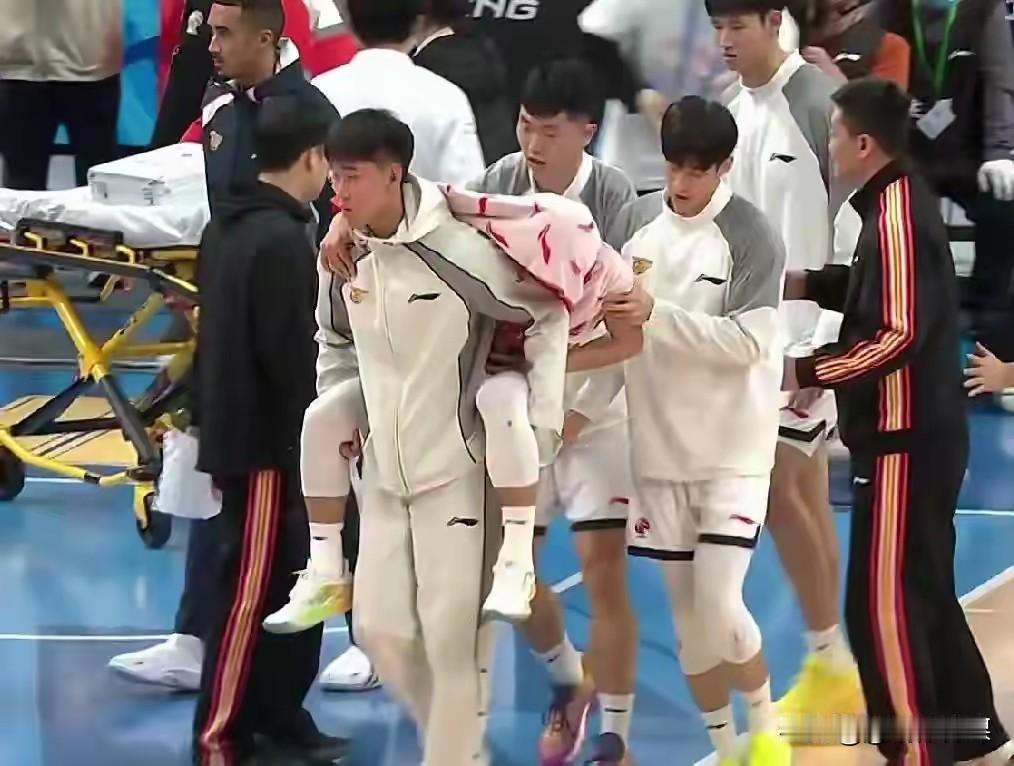 徐杰伤退，广东客场大比分输北京，杜锋提前调整阵容。

CBA常规赛第九轮，广东客