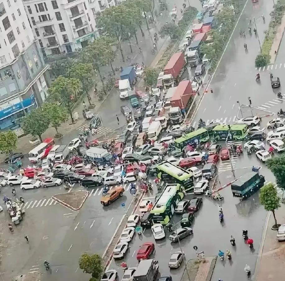 还是咱东营的交通状况好！



但凡有个红绿灯也不会堵成这样呀！


（网图侵删