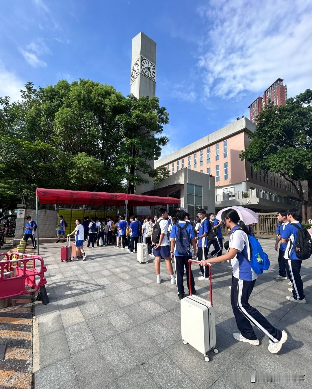 说实话，你觉得高中走读生一个月200零花钱够用吗？

前几天看到一个帖子，一位妈