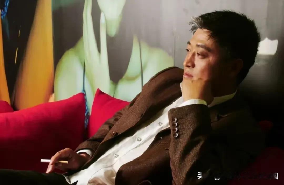 2003年，柯受良在上海因饮酒过量不幸辞世，这一消息震惊了娱乐圈和社会各界。作为