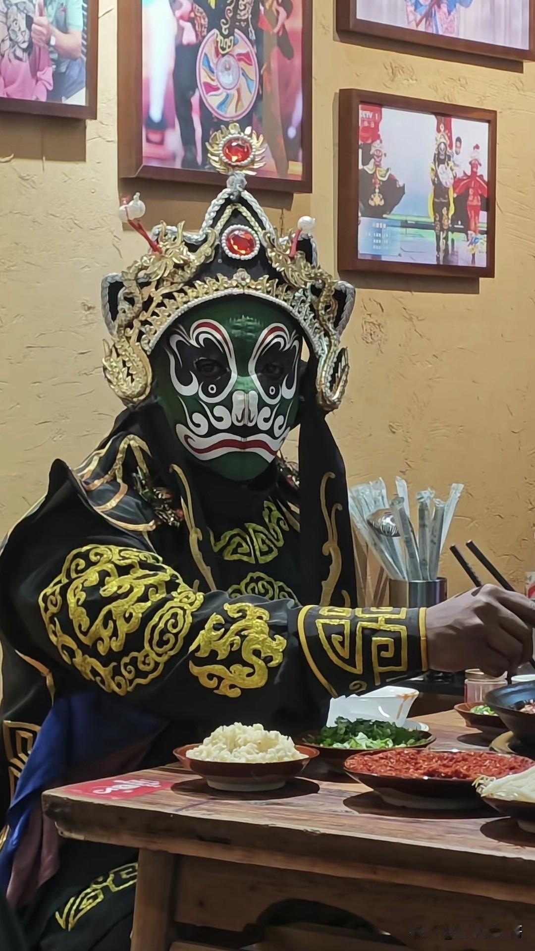 在我的印象中，川剧里的变脸不仅是国粹，早些年还属于保密的，现在不仅可以在网上直播
