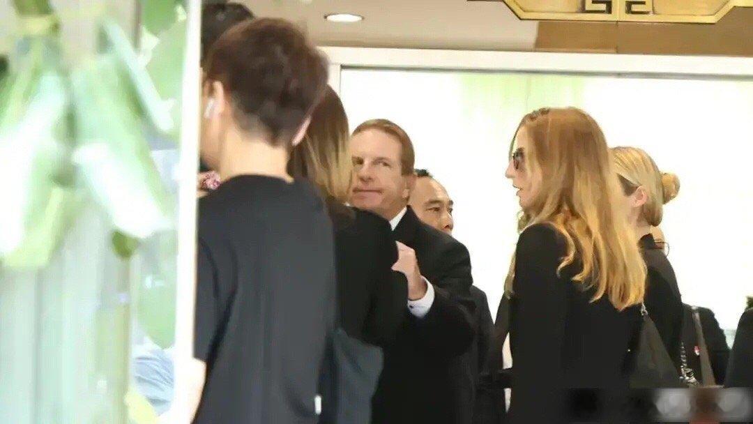 #李玟老公及继女现身追悼会#李玟的老公带着两个继女，现身李玟追悼会，这个老外看着