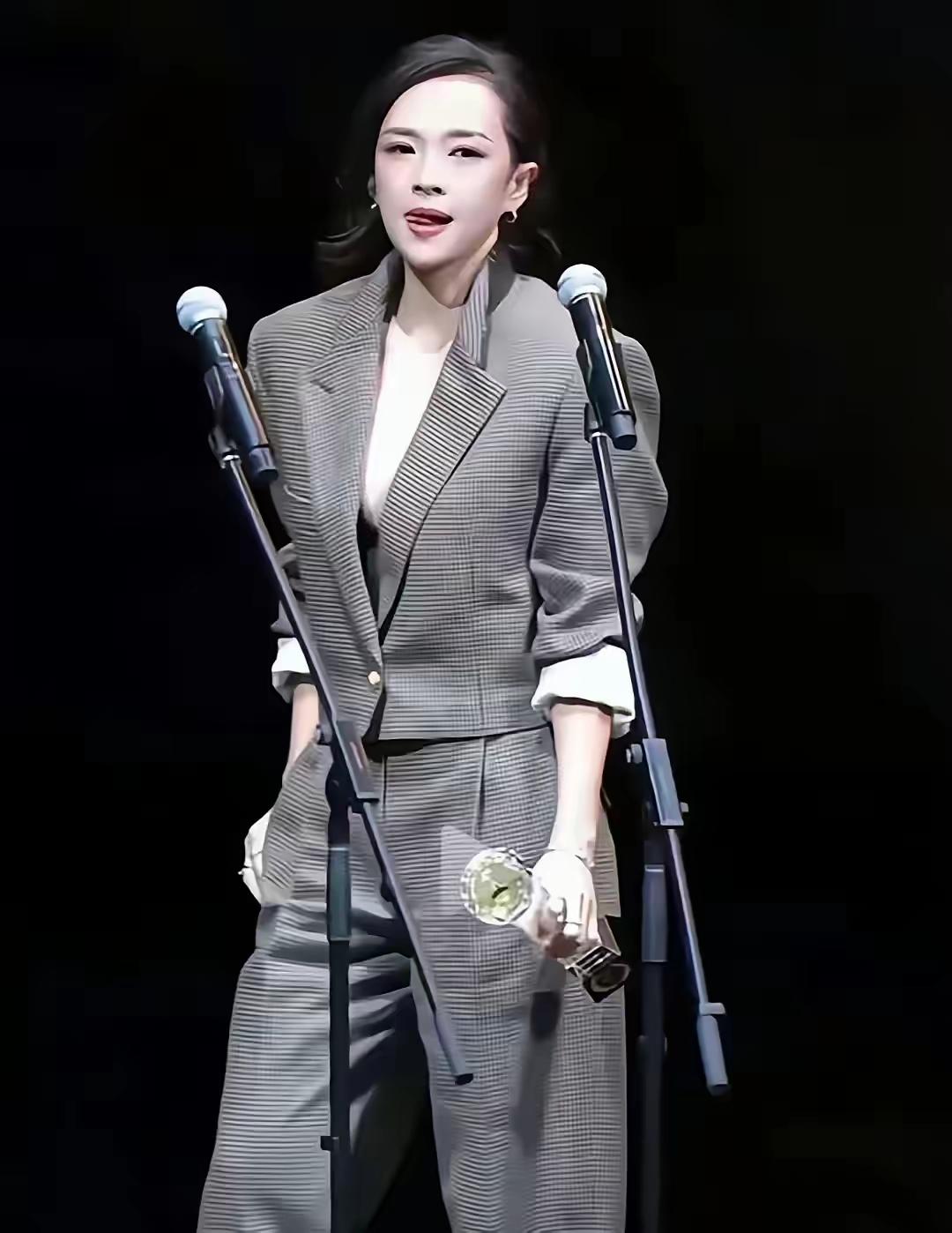 原先那么漂亮，咋变样了。
人也好看
身材也好
可惜就是，动不动伸舌头的毛病得改改