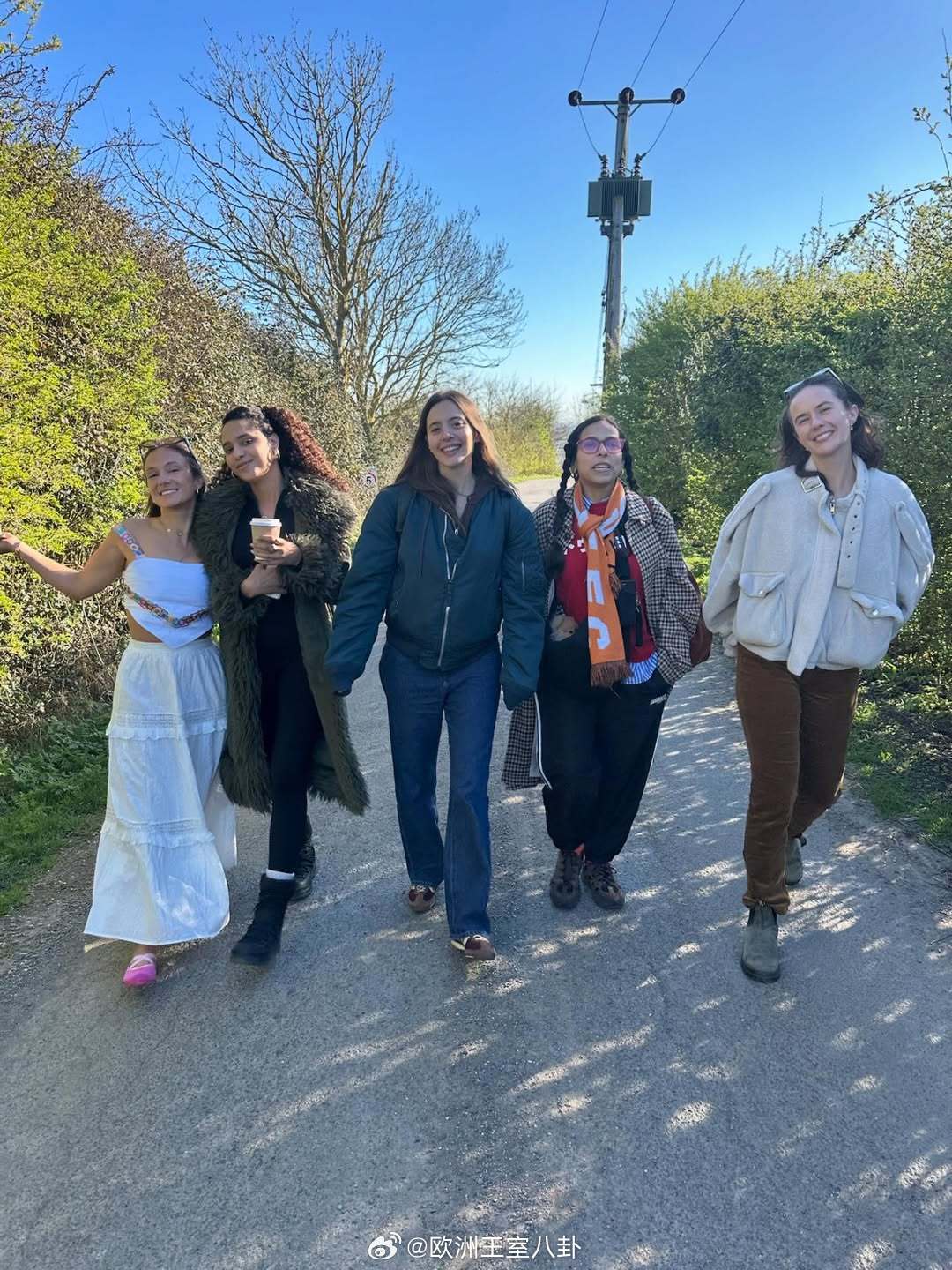 上周末，英国肯特玛丽娜·温莎小姐跟妹妹艾米莉亚以及闺蜜一起开了告别单身趴。搜了下