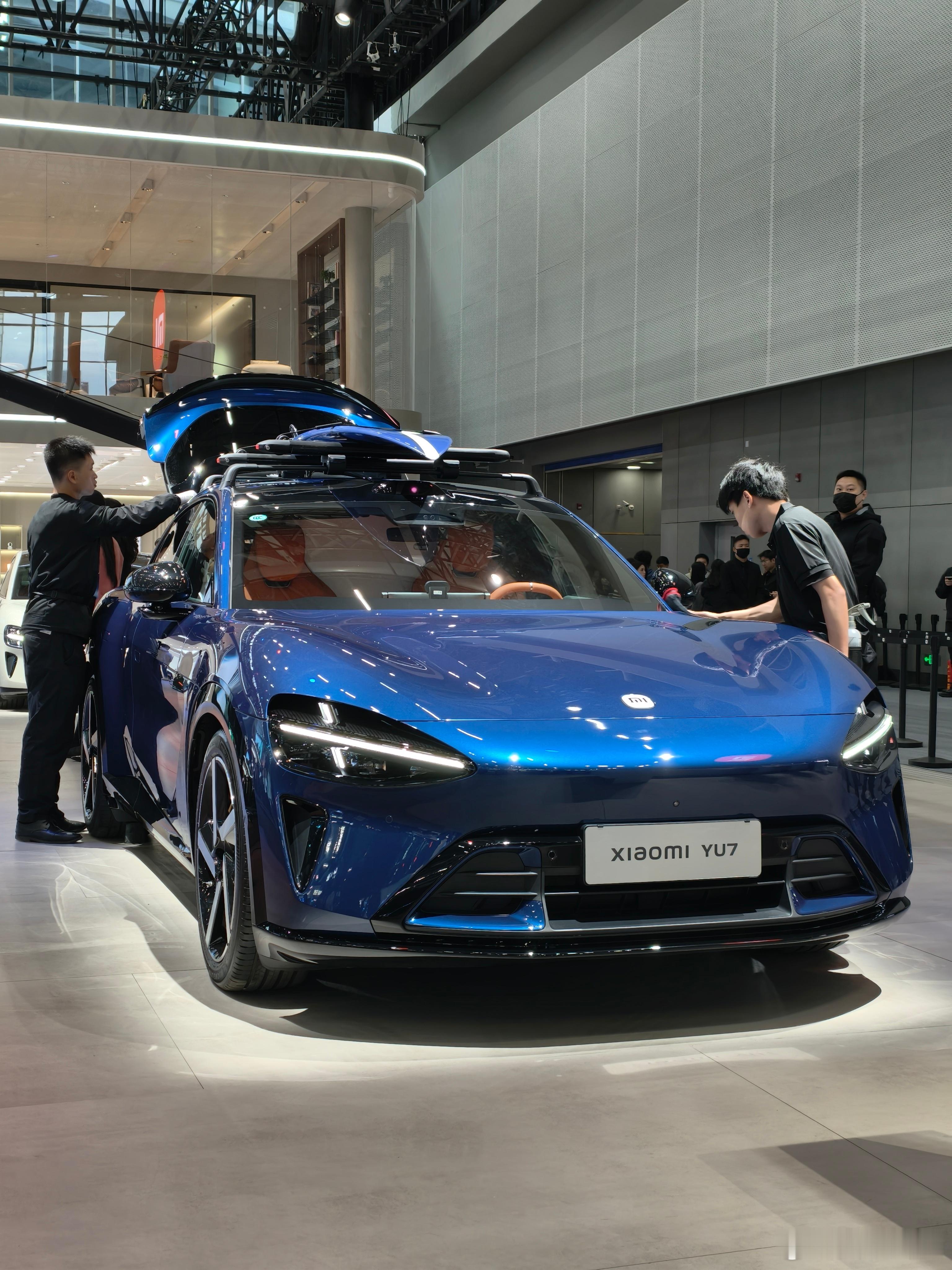 路上小米 YU7 很多了，但是这个蓝色俺是真没见过。
