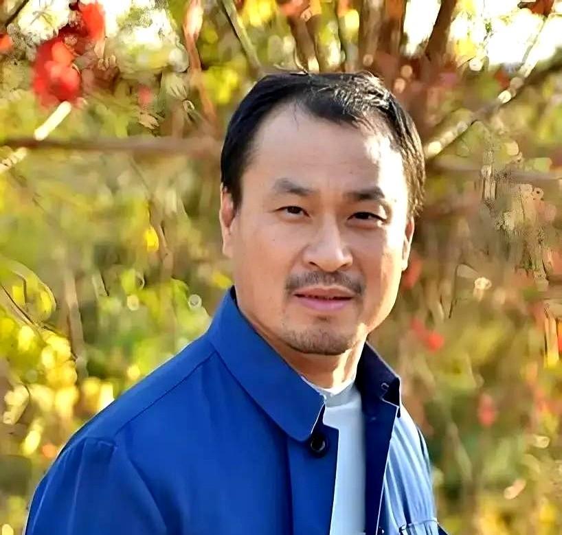 别再傻傻追问王老七去哪了，这根本不是一个温情故事，而是一场精准的商业洗牌。
你还