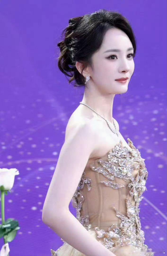 杨幂现场换发型了谁懂啊，杨幂一边和旁边嘉宾热聊一边让化妆师收碎发，这松弛感拉满了