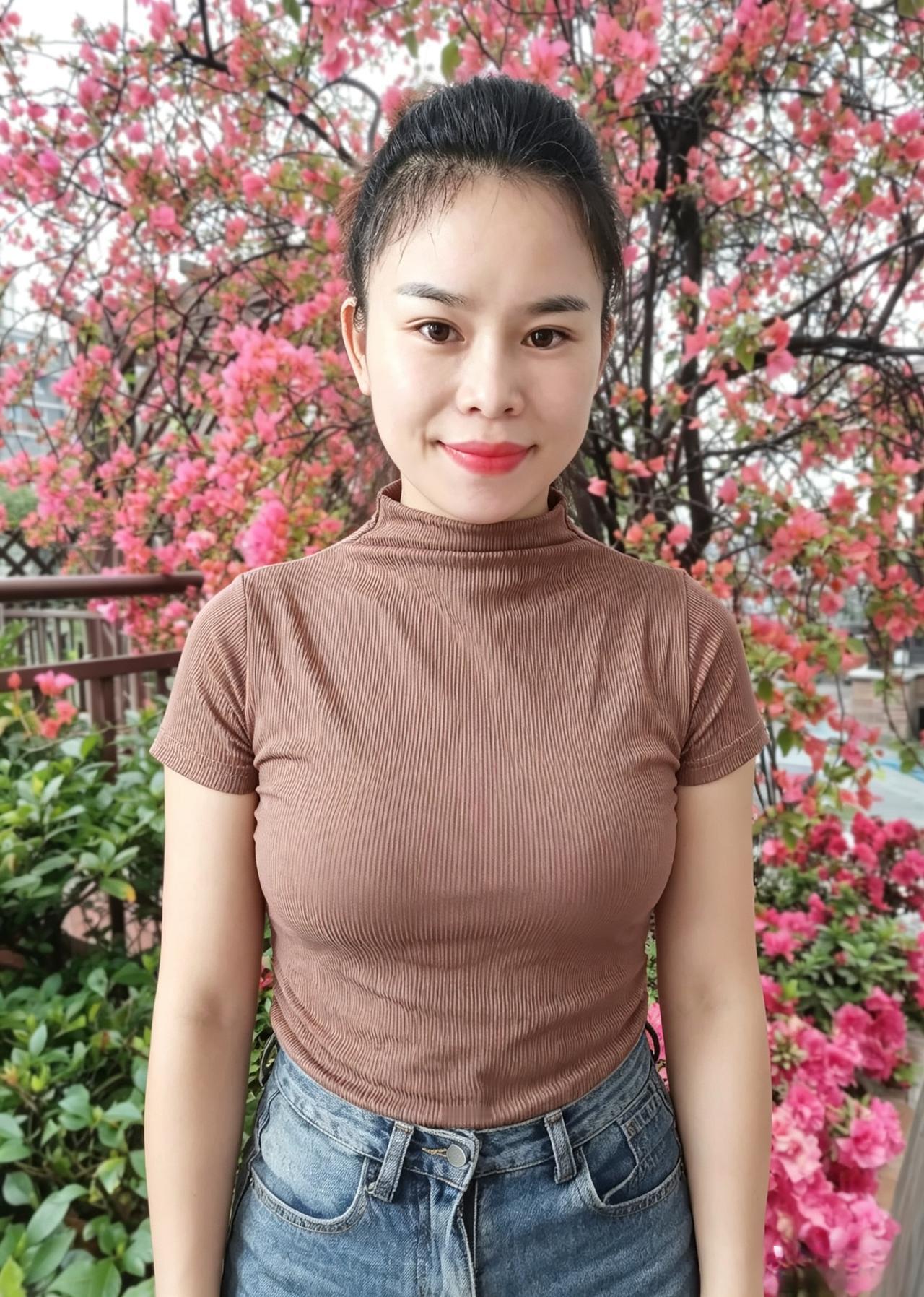 棕衫简约衬芳容，满树繁花照影浓。
淡语清姿尘不染，嫣然一笑沐春风。