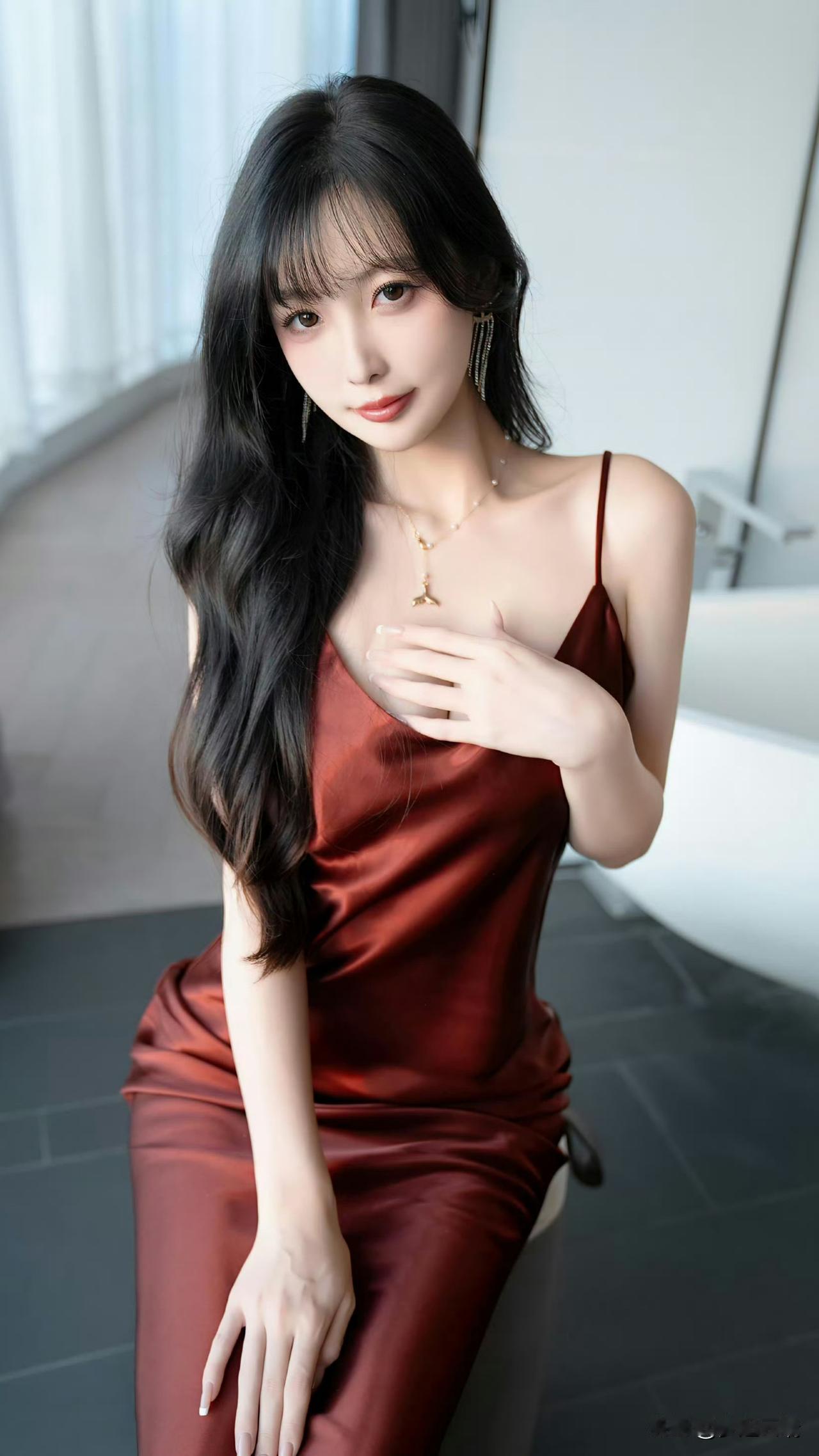 优雅红裙，迷人微笑，时尚大片。