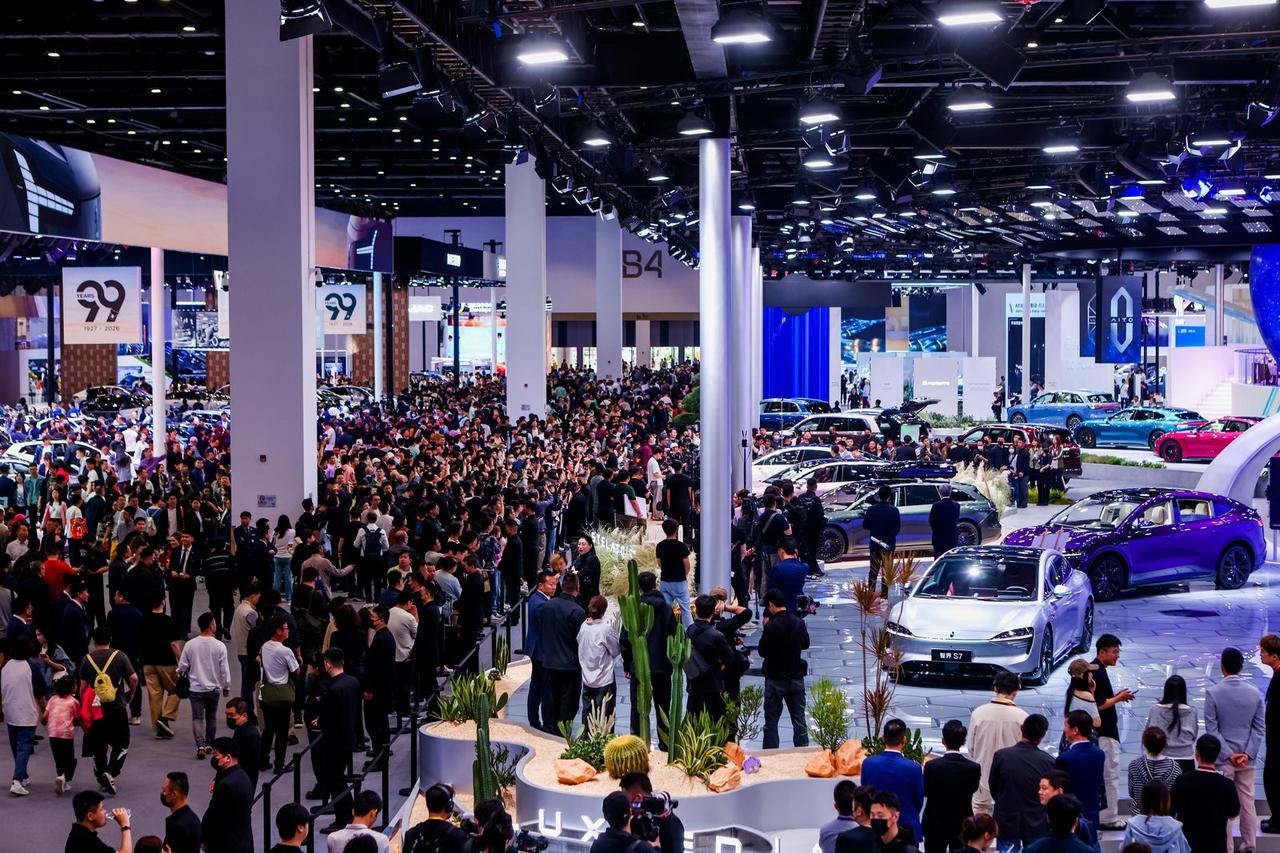 拒绝选择困难症！鸿蒙智行这波操作，把全家人的出行全包圆了
在北京车展现场逛了一圈