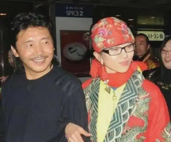 [微风]2002年，杨丽萍和百亿富豪刘淳晴结婚7年，刘淳晴对杨丽萍说:“我们要个