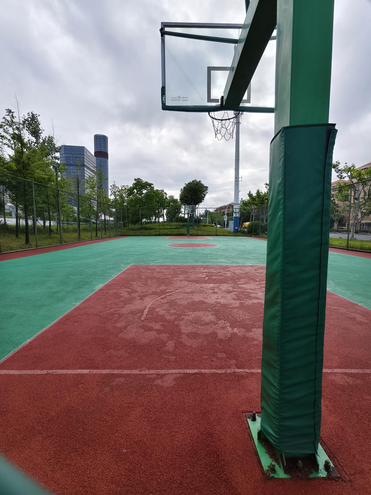 这个建在街头口袋公园里的篮球场，居然还要扫码付费才能进去活动。大上海应该不会在乎