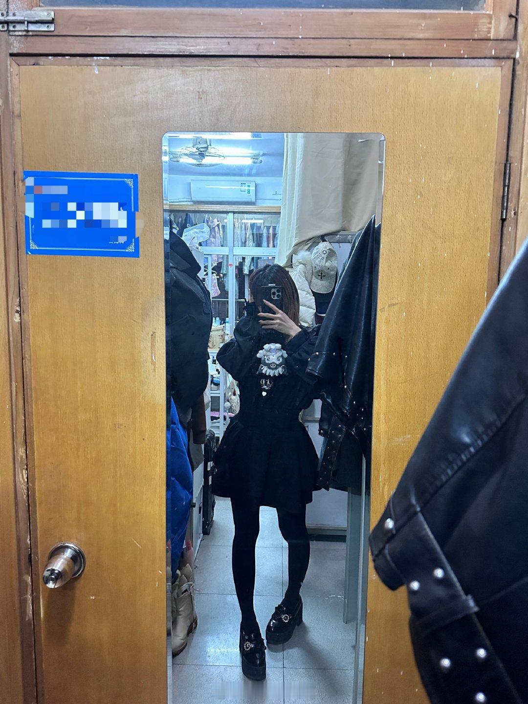 翻了一下相册我真的好喜欢紧身裤。。在以前那个老破小宿舍里拍了许多ootd 