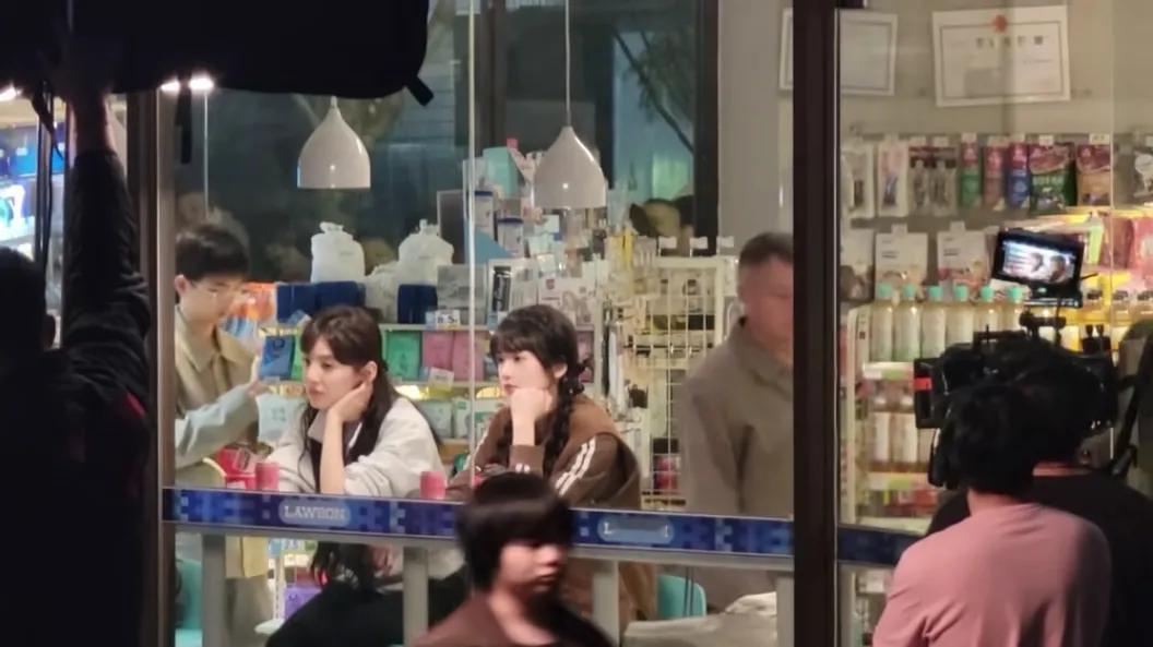 重庆鲤鱼池附近偶遇章若楠和张淼怡拍摄《难哄》电视剧，两个人坐在店里的靠窗位置，托