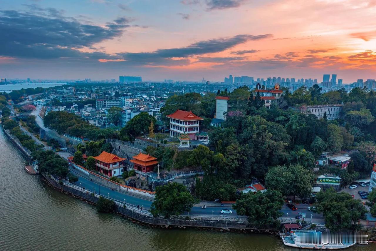 日落时分，潮州古城与现代城市交相辉映，美不胜收。
