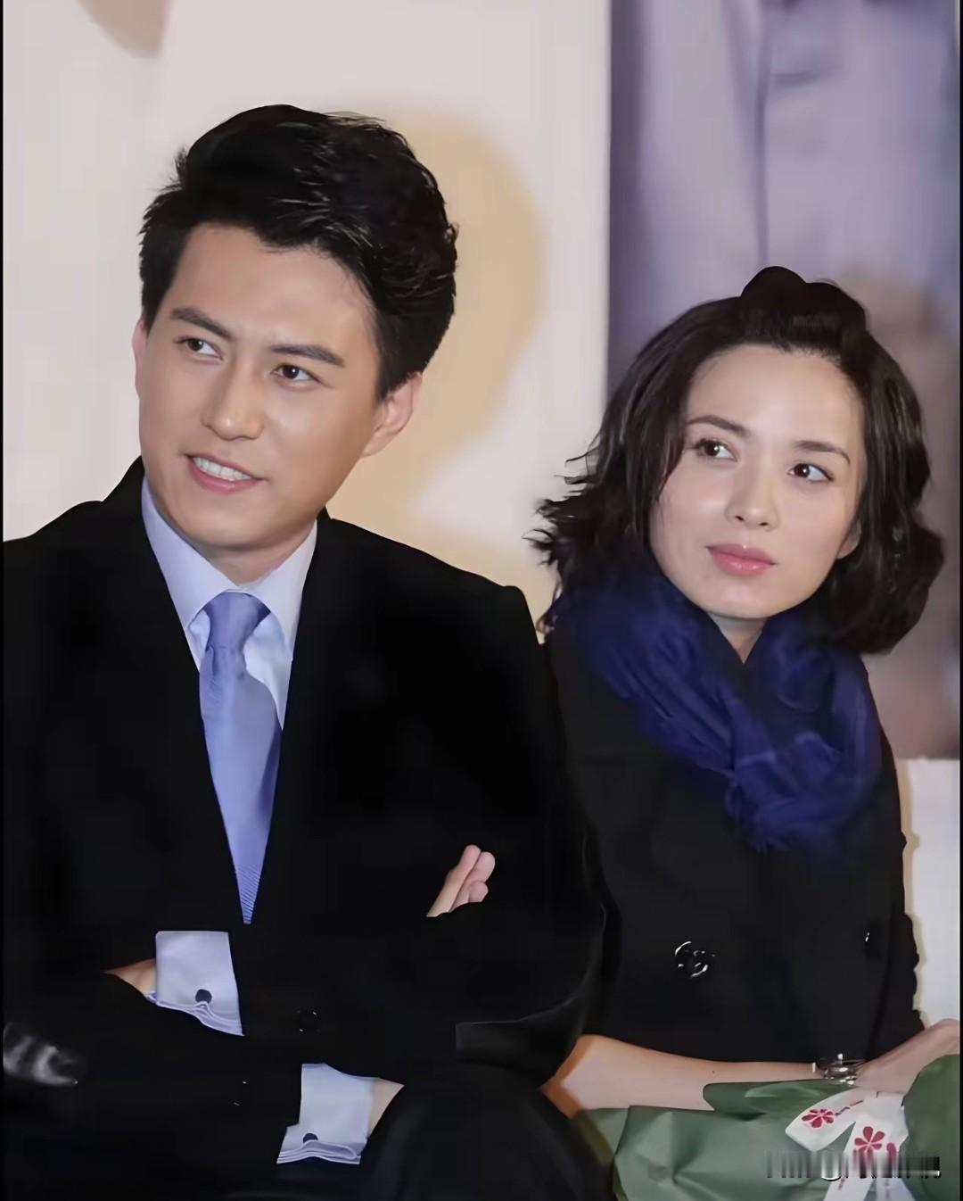 仔细看，左边的是疏眉朗目，气宇轩昂的靳东，而右边的这位美女是谁？看她细眉飞扬，秀