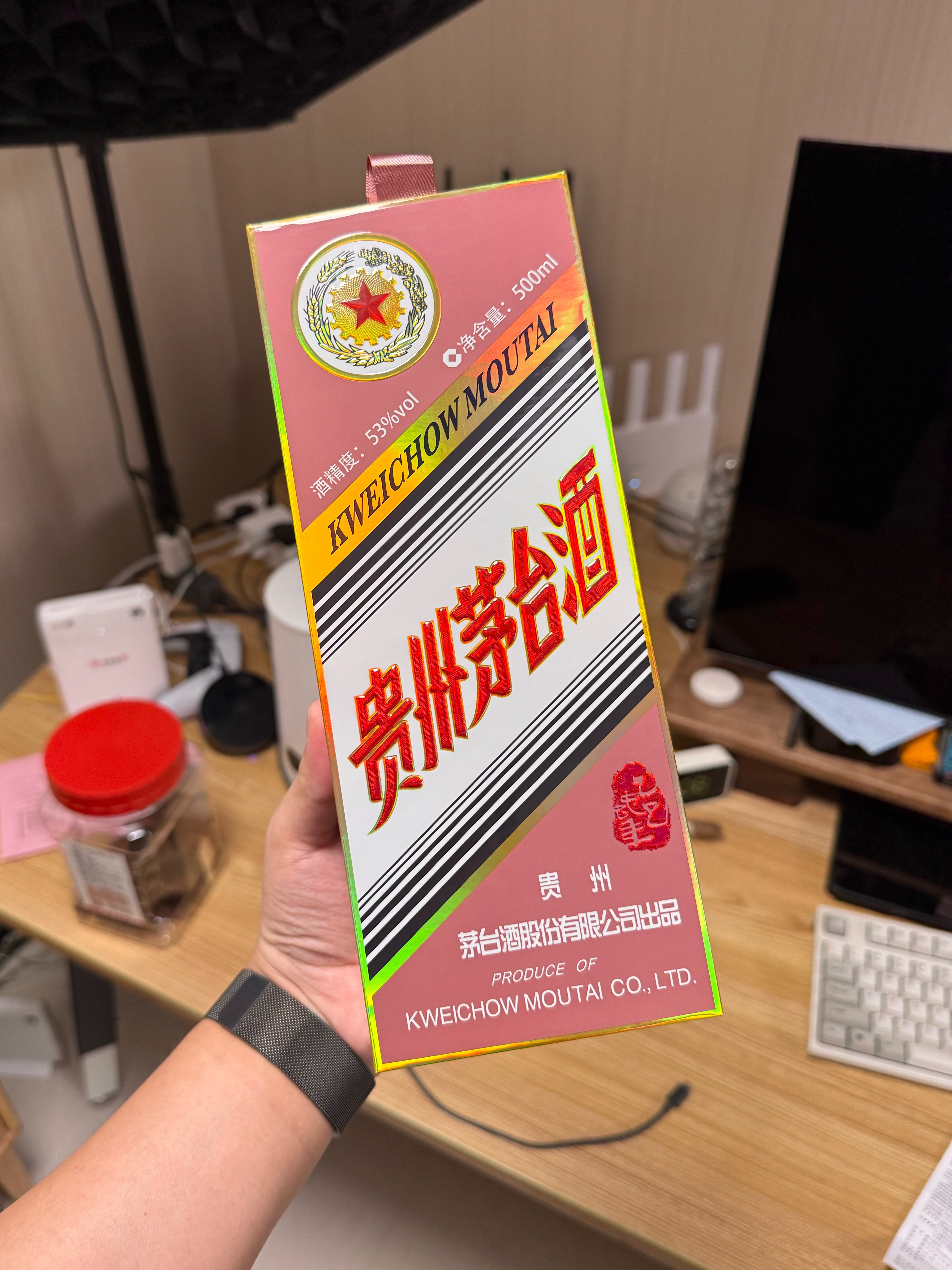 啥时候我有 1000 个铁粉了，我就把这瓶蛇年茅台送你们[苦涩][苦涩][苦涩]