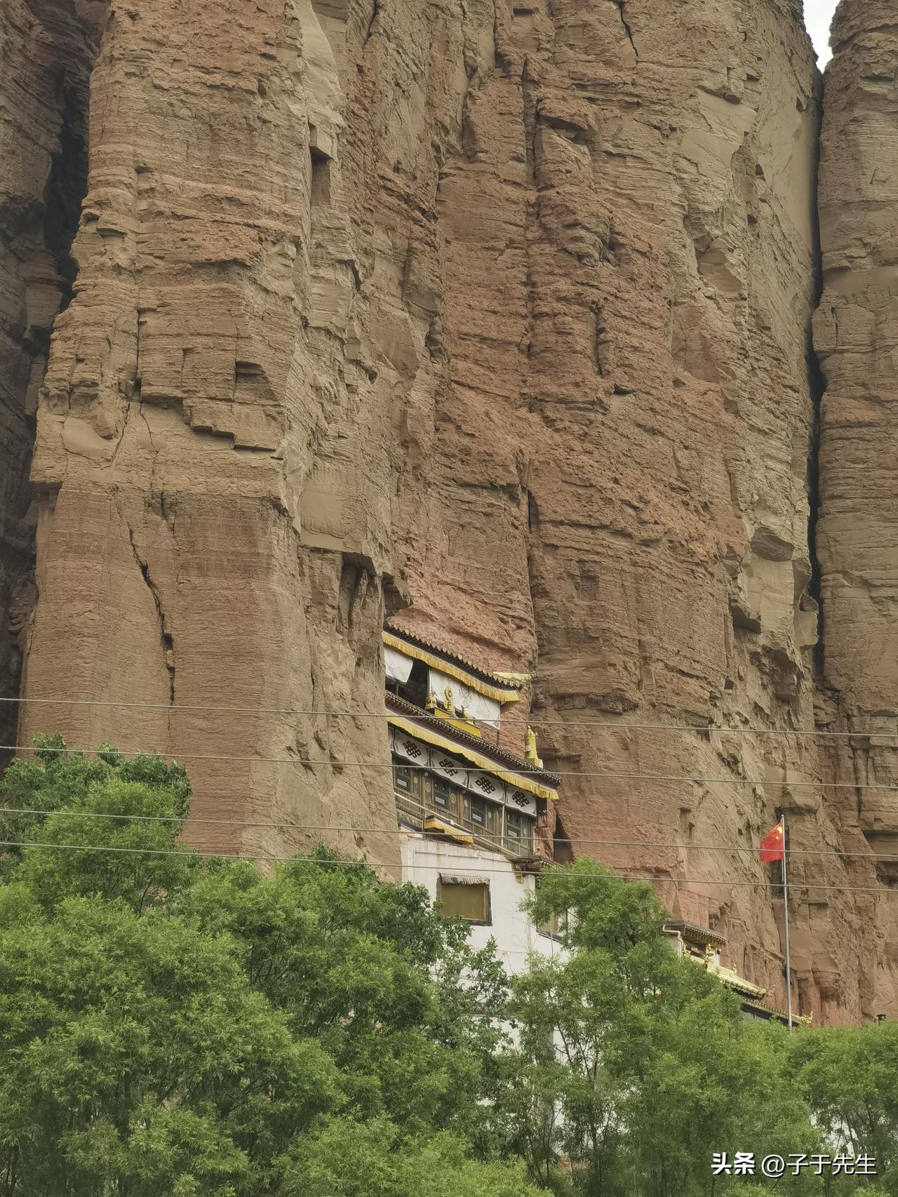 互助白马寺，是一座镶嵌在悬崖峭壁间的古老寺院。寺院始建于北宋，于上世纪七十年代重