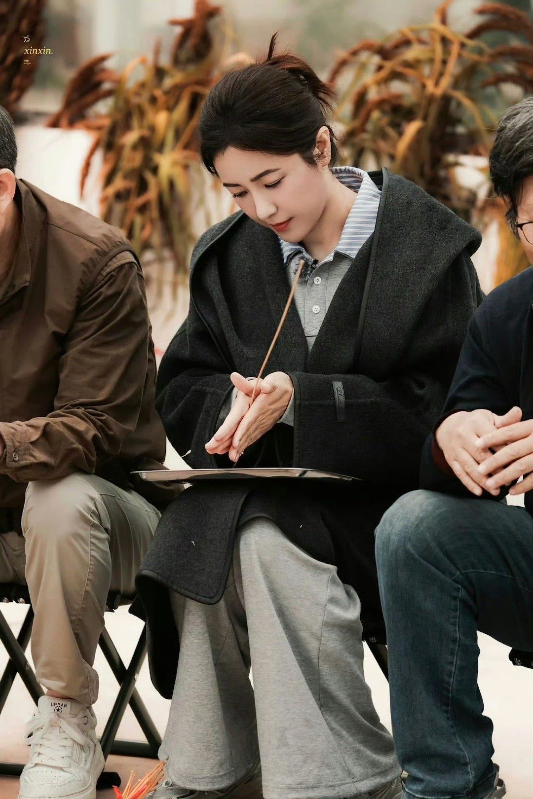 曾黎在央视综艺捡垃圾 曾黎在黄河边的反差魅力太顶了！前一秒还是荧幕青衣，下一秒拎