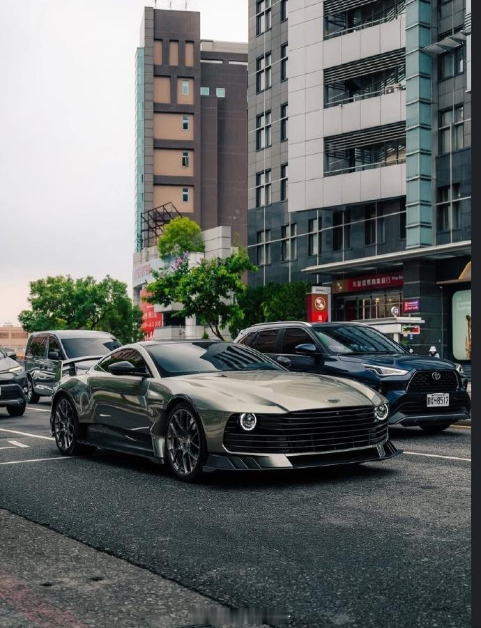 对岸街拍📷📷📷全球限量38台售价RMB 30000000Aston Mar
