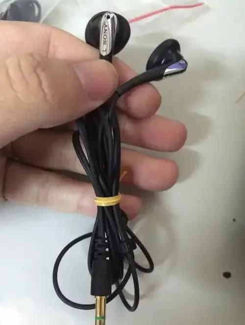 浅谈一下：索尼E0931耳机
索尼E0931耳机，
是我工作后赚钱买的第一对耳机