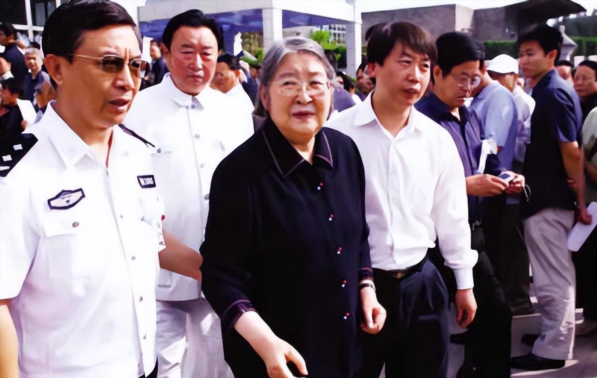 2009年，毛主席卫士李银桥去世追悼会上，两位身份不同寻常的客人引发在场众人关注