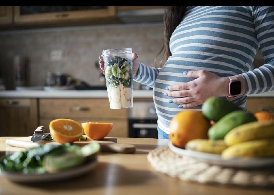 孕妇用自己钱买水果缓解孕吐，竟被丈夫骂“吃死你才好”，最终她做出的选择让全网炸锅