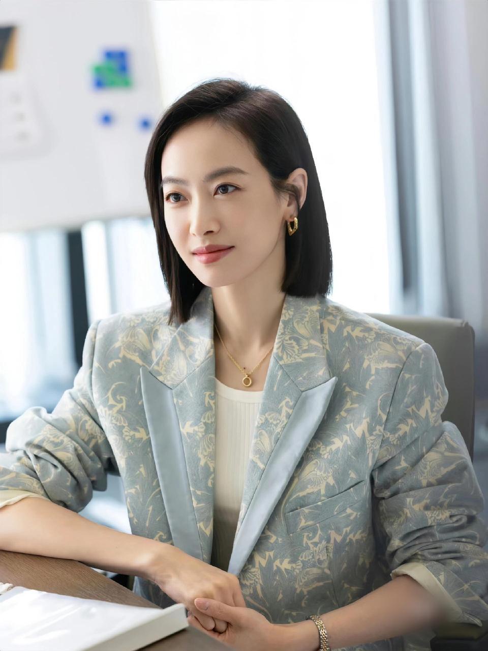 被宋茜的线条感鲨到了 秋冬职场穿搭还是得看宋茜，不知道的还以为这是哪个公司空降的