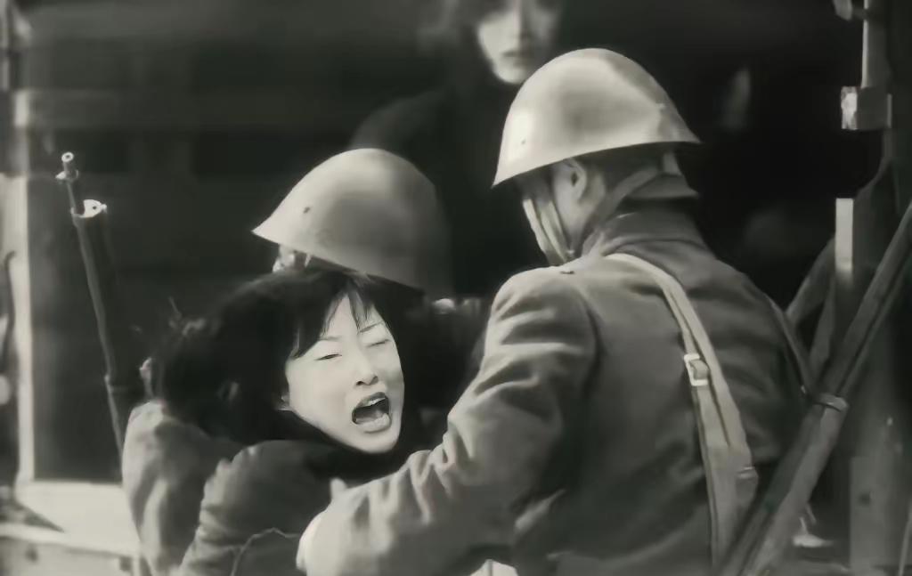 1937年11月19日苏州玄妙观内，200多名年轻女子被扒光衣服， 然后被赤身囚