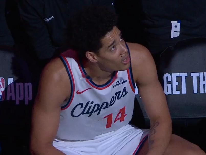 NBA常规赛，快船对阵国王。上半场快船48-49落后，而在半场休息的时候快船记者