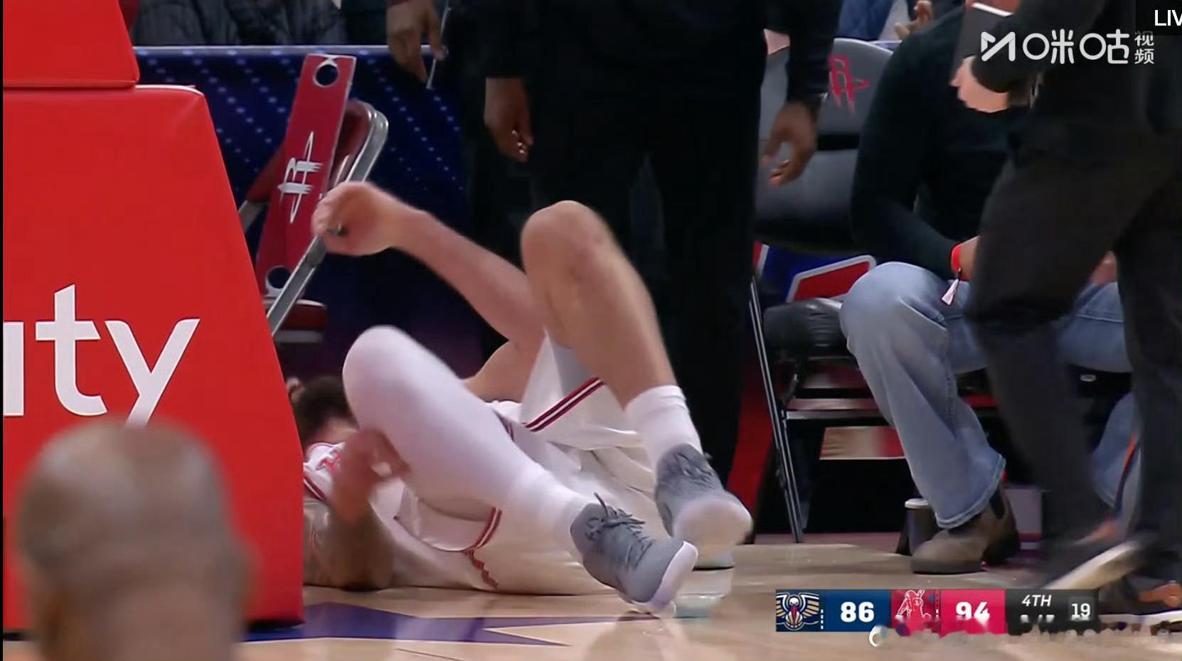 雾草这下给亚当斯疼的手都哆嗦了，被老姐夫架出场的过程左腿已经不敢着地，只能祈祷别