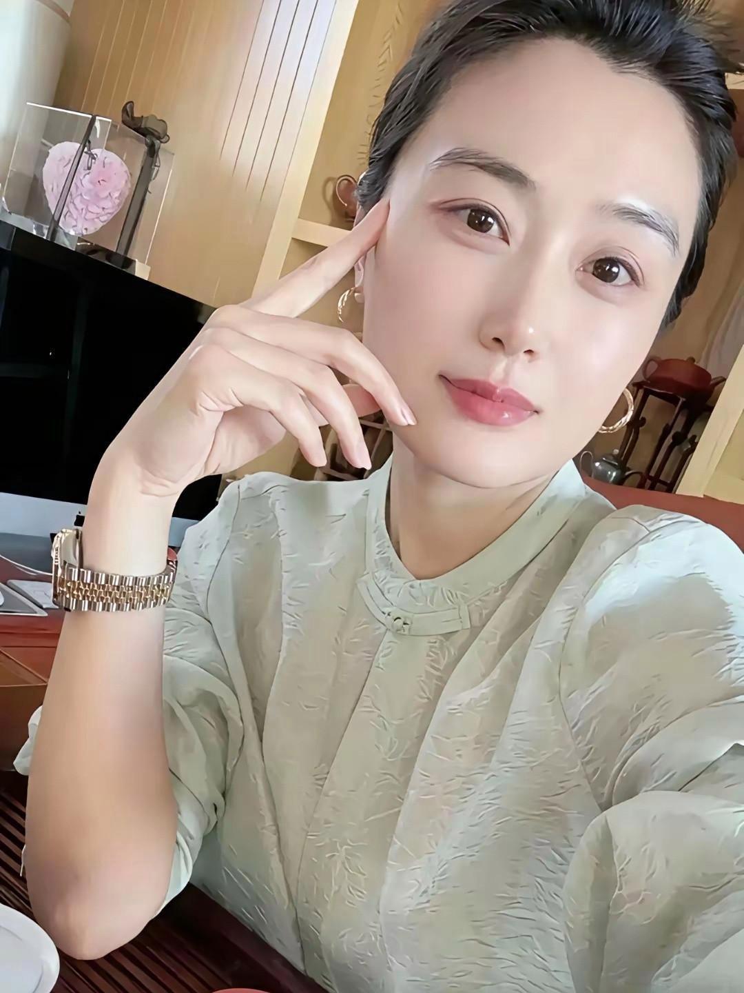 昨天下午去银行存钱，撞见一件挺稀奇的事。旁边一位阿姨存了十万，银行直接送她一台苹