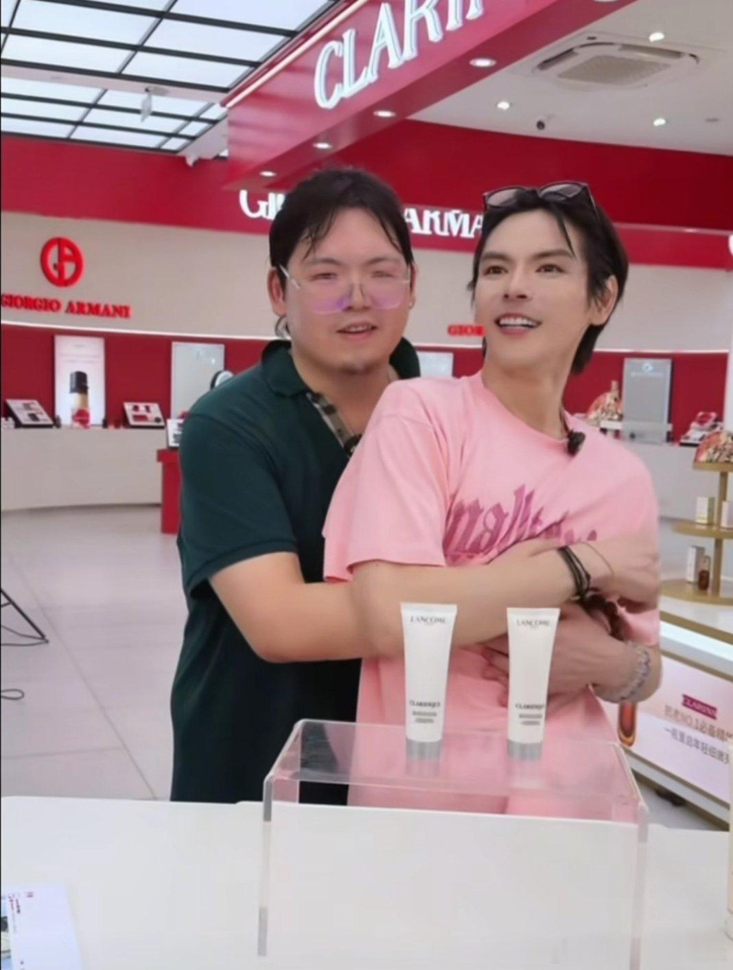 猜测向佑八字是从强格五行喜火，丙午年赚一波！ 
