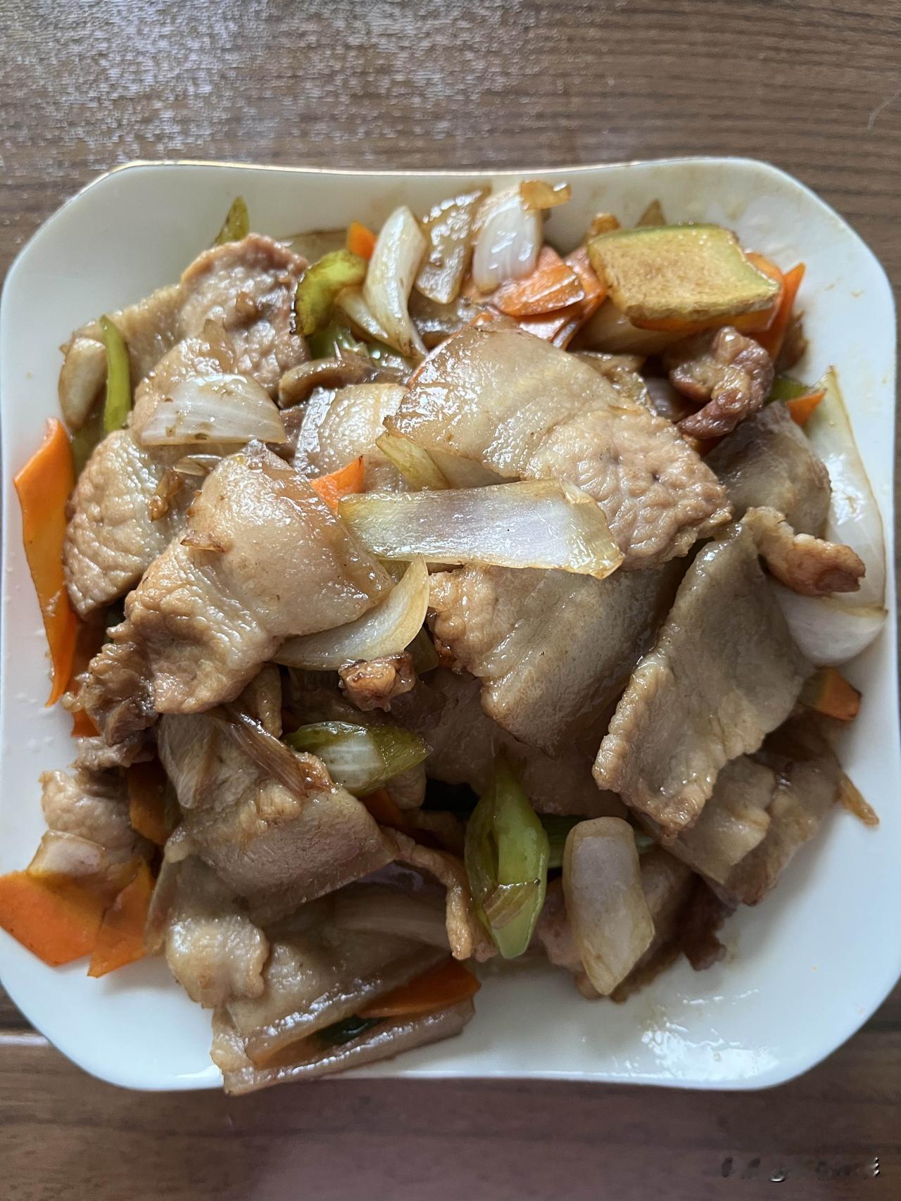 好友们晚上好！夏安吉祥，晚餐香香！今天的晚餐：
素炒土豆片
小炒肉
杂粮饭
果盘
