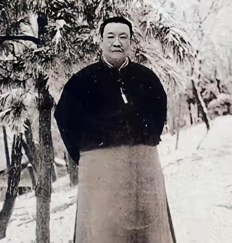 1879年，浙江巡抚谭钟麟午睡之后，路过通房丫头卧室时与之发生关系，而就是这一次