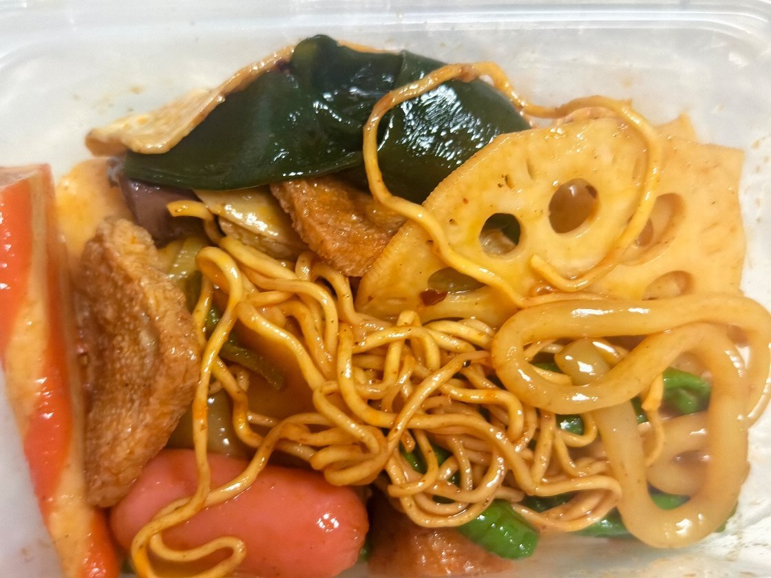 干饭干饭🍱熟食家的菜甜辣味，老好吃了😋风干鸭脖也不错再来点前几天吃的提子 ​