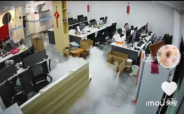 【网友发视频称冰箱突爆炸，品牌方回应将上门查验】#品牌方回应冰箱放办公室突然爆炸