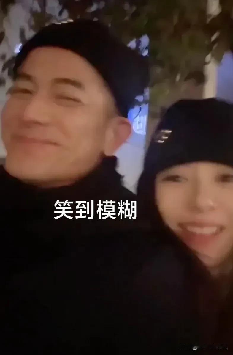 方媛幸福笑容洋溢，宛如繁星闪烁，似乎幸福得笑到模糊。郭富城则细心体贴，背着背包，