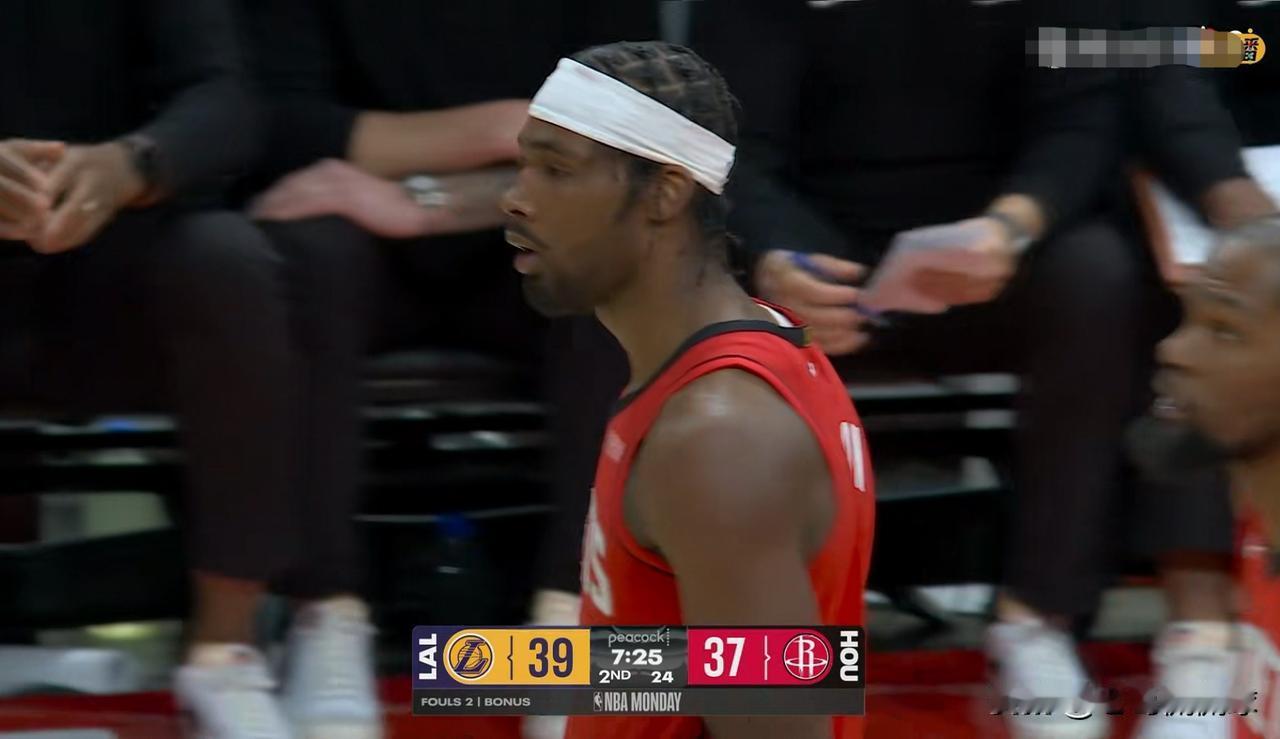 我强烈建议火箭立刻裁掉累赘伊森！在今天火箭主场迎战湖人的强强对话中，目前双方半场