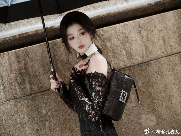 孔雪儿绝美肩颈线条孔雪儿冷艳黑裙造型黑裙衬托冷艳氛围感，流畅优越肩颈线条太出众，