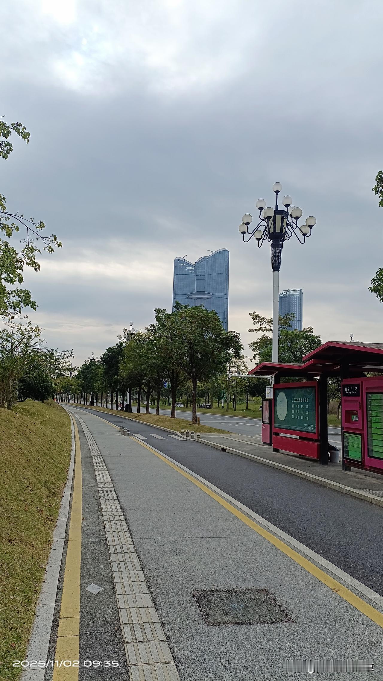 广州知识城有一栋楼很高，我从远处看了好几个月，今天终于在近处一睹其貌，不知道它有