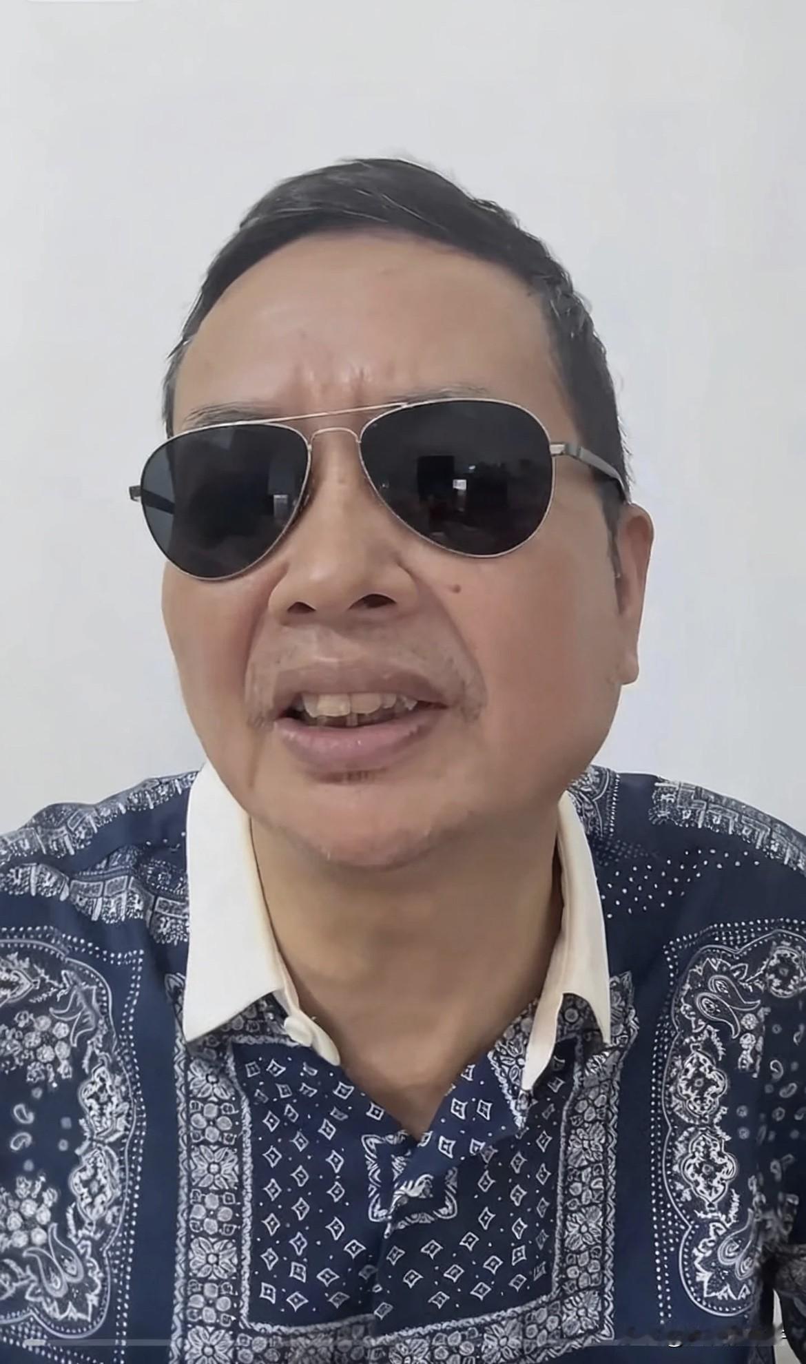 干的漂亮！
宋老师拿着证据怒追17人。

宋老师拿着手中材料，一一追问逐个击破。