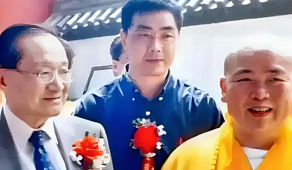 那句“我在庙里许的愿，全让和尚实现了”的戏言，道尽释永信事件引发的荒诞感。佛教自