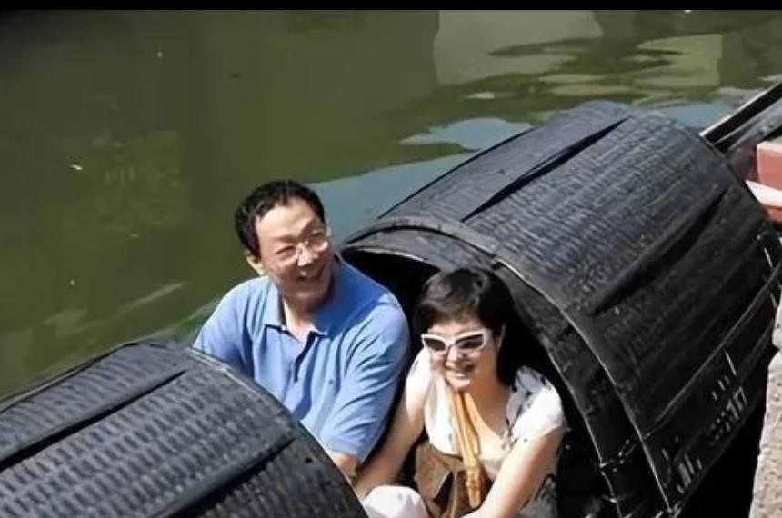 曾经央视才女张泉灵，53岁满头白发，儿子都20岁了
 
很难想象，当年在央视从容