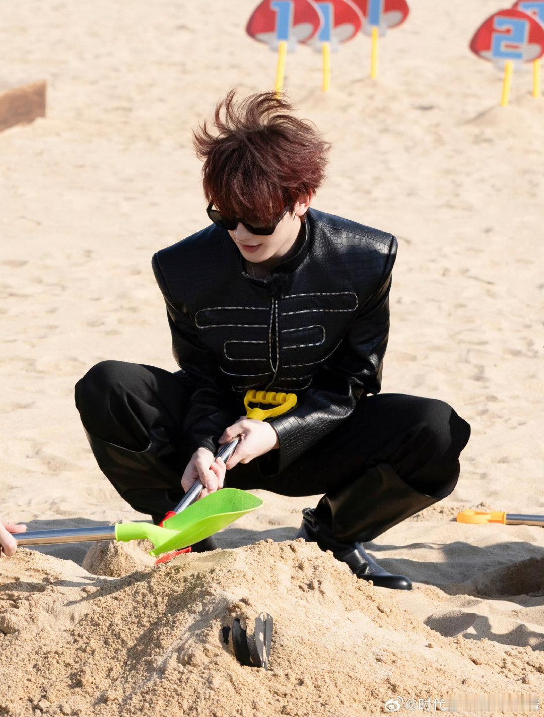 丁程鑫小露一手也很精彩你好星期六 丁程鑫随手吉他小露一手！拨弄的几个音符旋律简单