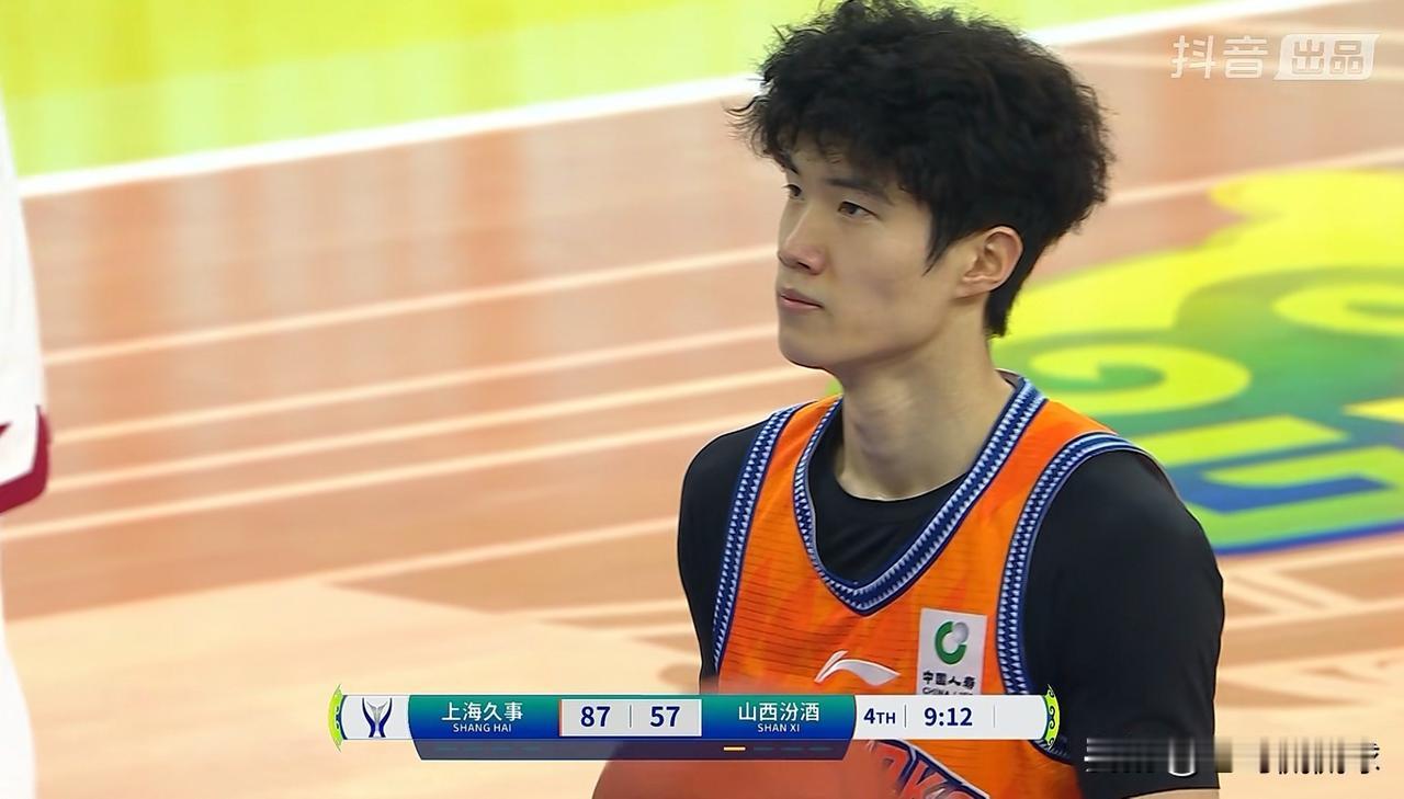 我忍不住要怒赞上海久事新星偰李永炜！在今天上海久事以114：94轻取山西汾酒的C