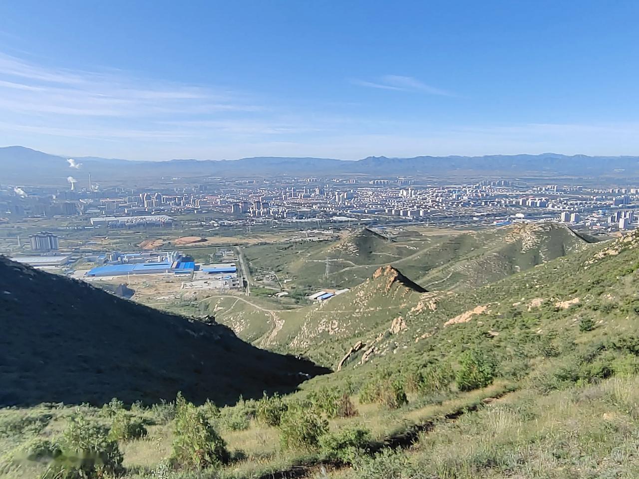 扇子打开了格局，宣化背靠奶奶怀山，脚踏洋河之水，人灵地杰，风调雨顺，百姓丰衣足食