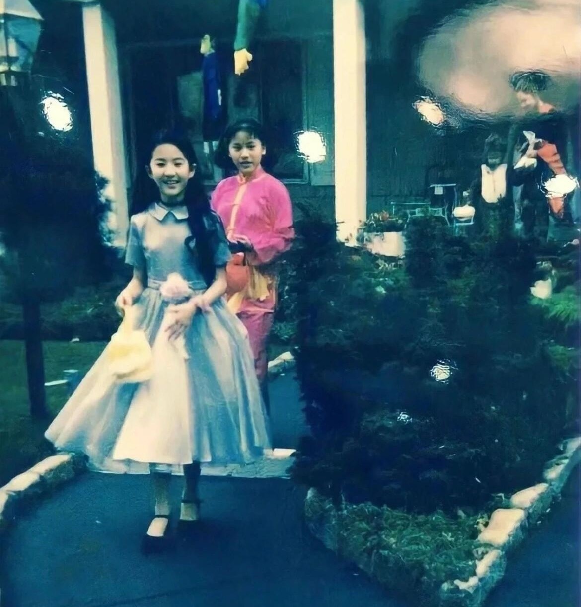 刘亦菲家境有多好？90年代就用笔记本电脑了… 