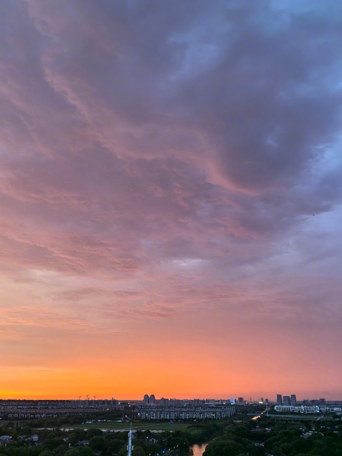 雨后的天空，色彩斑斓如调色盘，从灰转粉，再变桔，紫蓝紫，紫红紫，直至炽红。如此绚