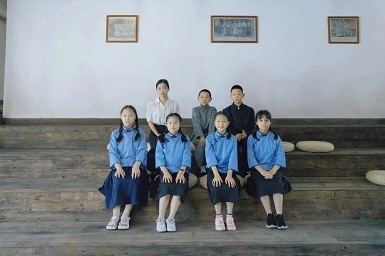 学生穿中山装参加成人礼瞬间加辈褪去宽松休闲的日常校服，一身正统中山装利落登场，少